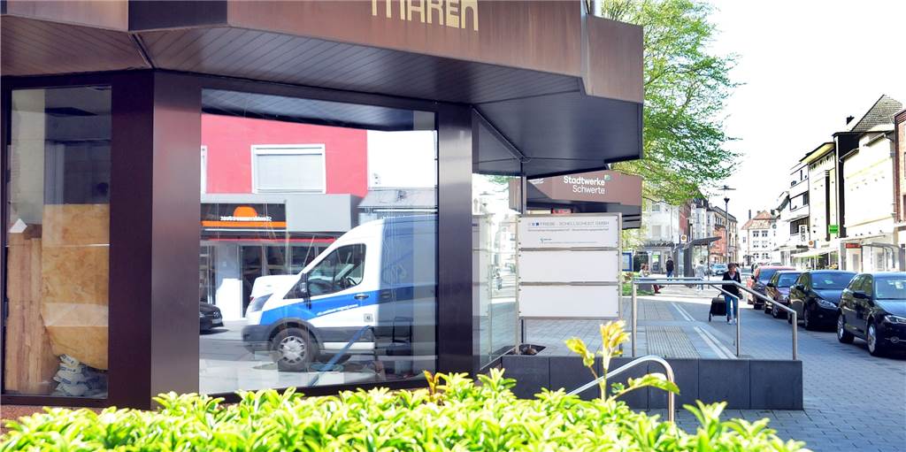 In die frühere Boutique Marén gehen künftig Immobilien-Besitzer Das Geheimnis um die neue Nutzung der früheren Boutique Marén an der Bahnhofstraße ist gelüftet.