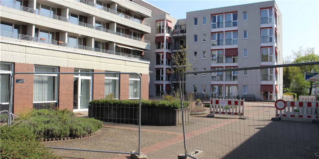 Schwere Vorwürfe: Dürfen Angehörige nichts im Seniorenheim abgeben? Das Seniorenheim ist vollkommen abgeriegelt. Selbst der Vorplatz darf nicht betreten werden.