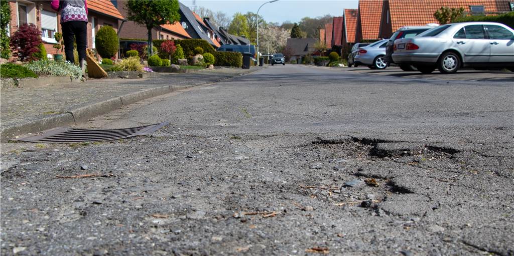 Was müssen die Anwohner der Blumen- und Gartenstraße bezahlen? Die Blumen- und die Gartenstraße müssen saniert werden. Das ist unstrittig. Unklar ist aber noch, wieviel die Anwohner bezahlen müssen. Die Verwaltung will nun die Förderrichtlinie des Landes NRW prüfen.