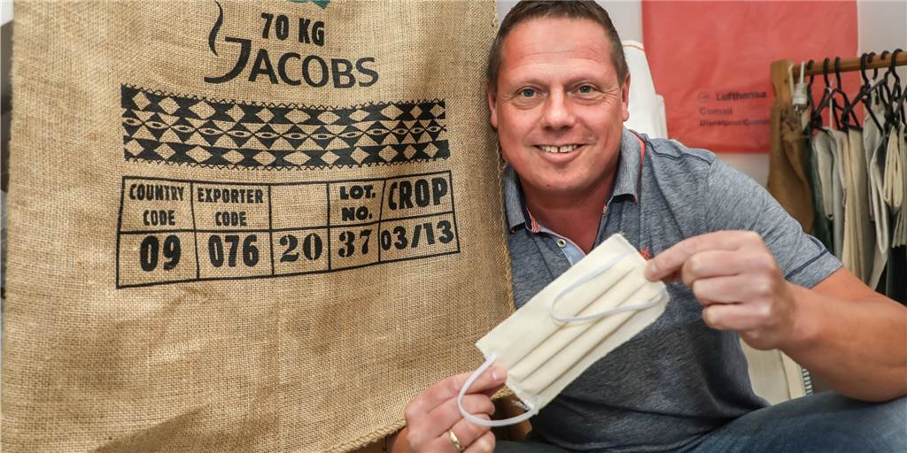 Evinger Sackfabrik verkauft waschbare Gesichtsmasken zum Schnäppchenpreis Mitarbeiter Mike Burgsmüller mit den Gesichtsmasken. Die Sackfabrik in Eving hat nach Lösungen gesucht, um ihre Mitarbeiter nicht in die Kurzarbeit schicken zu müssen.