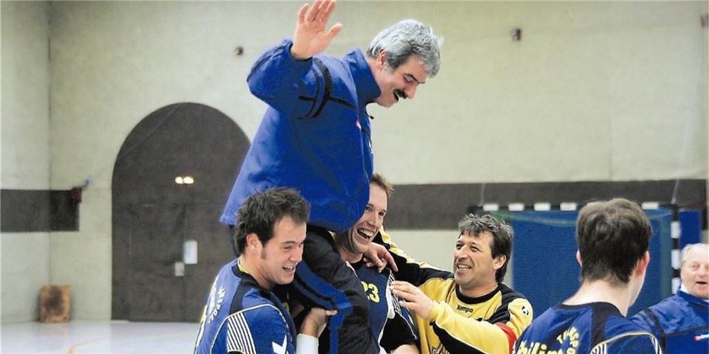 Mit Nachwuchs zum Erfolg: Der TuS Ickern steigt im Jahr 2005 wieder auf 2005 trugen die Handballer des TuS Ickern ihren Trainer Otto Kuckel auf Händen - weil sie den Aufstieg in die Bezirksliga geschafft hatten.