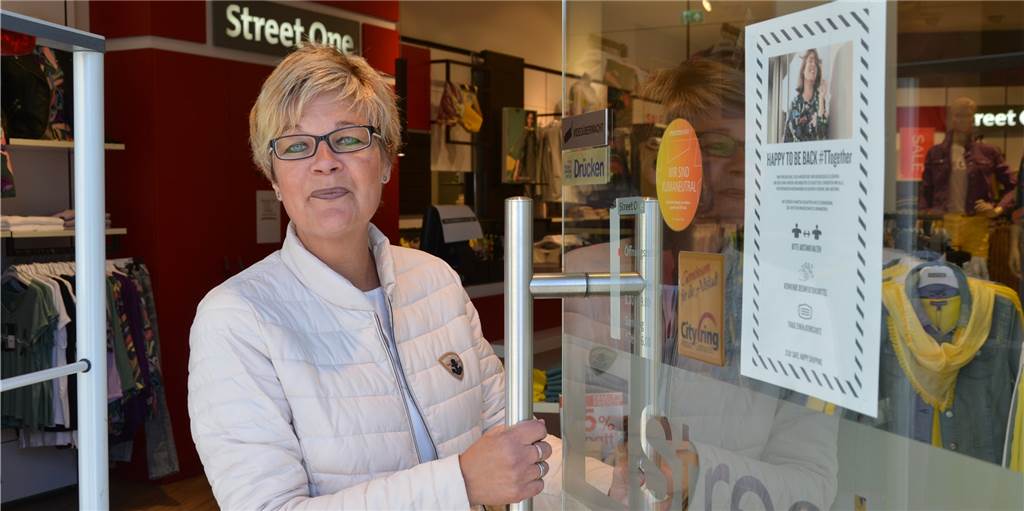 Viele Castrop-Rauxeler Geschäfte haben wieder geöffnet - ein Überblick Yvonne Preßhoff ist Mitarbeiterin bei Street One am Marktplatz. Sie öffnete am Montag endlich wieder das Geschäft. "ich bin so froh, wieder arbeiten zu können", erzählte sie uns. In den Laden dürfen aber nur sehr dosiert Kunden, einer pro 20 Quadratmeter Verkaufsfläche.