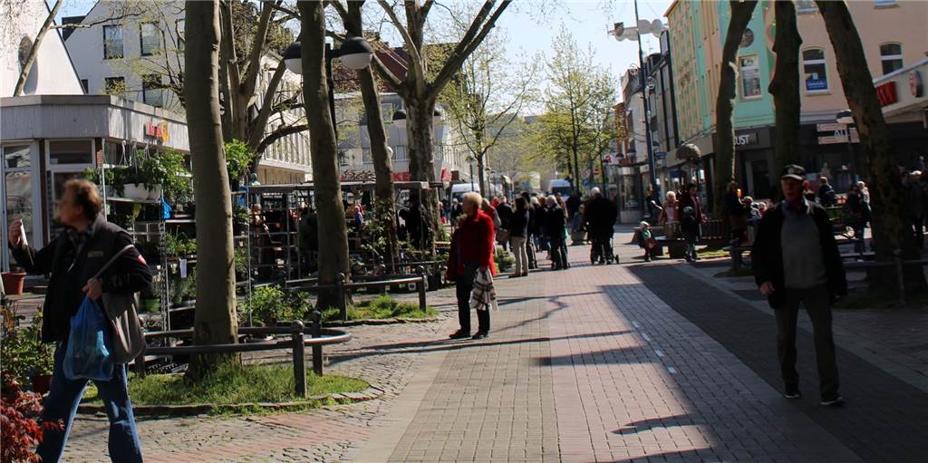 Diese Geschäfte in Hombruch haben seit Montag wieder geöffnet Auf dem Hombrucher Wochenmarkt ist auch in Corona-Zeiten was los. Nun meldet sich auch der Einzelhandel aus dem Shutdown zurück.
