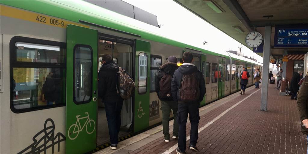 ÖPNV wird ausgeweitet - aber in Bus und Bahn kann es eng werden ÖPNV wird ausgeweitet - aber in Bus und Bahn kann es eng werden