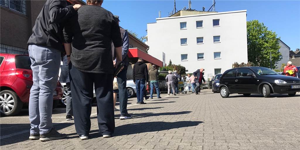 Sonderposten-Markt erlebt am Montag einen regelrechten Kundenansturm Bei Sonderposten Thomas Philipps an der Poststraße in Habinghorst standen die Kunden am Montag Schlange, um in den Markt zu kommen.