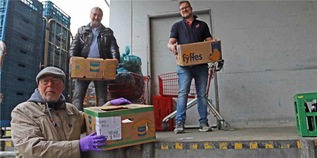 Einkaufsservice für ältere Menschen knackt Marke von 100 Bestellungen Erfolgreiches Angebot in der Corona-Krise: Die freiwilligen Helfer um Martin Pausch (M.) erhalten die Einkäufe von Georg Schlomberg (r.) aus dem Rewe Symalla.