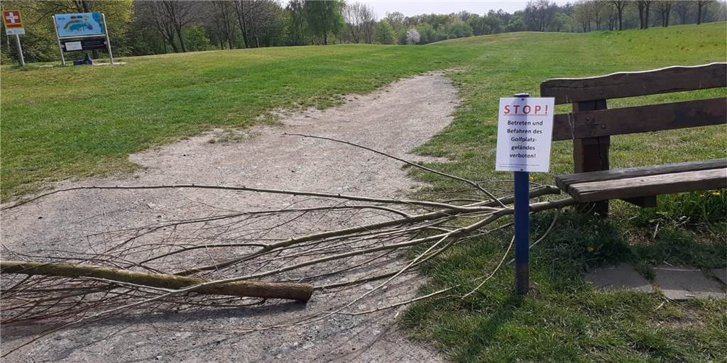 Radler-Trupps fahren über Golfplatz Herbern - Betreiber schreiten ein Am Schloss Westerwinkel in Herbern lagen am vergangenen Wochenende Äste auf den Wegen.