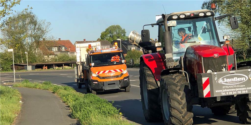 Spritzaktion gegen Eichenprozessionsspinner löst Kritik aus Mit einer großen Spritzkanone ging die Straßenmeisterei Unna am Dienstagmorgen an der Stockumer Straße gegen den Eichenprozessionsspinner vor. Es gibt aber auch Kritik an dieser Methode.