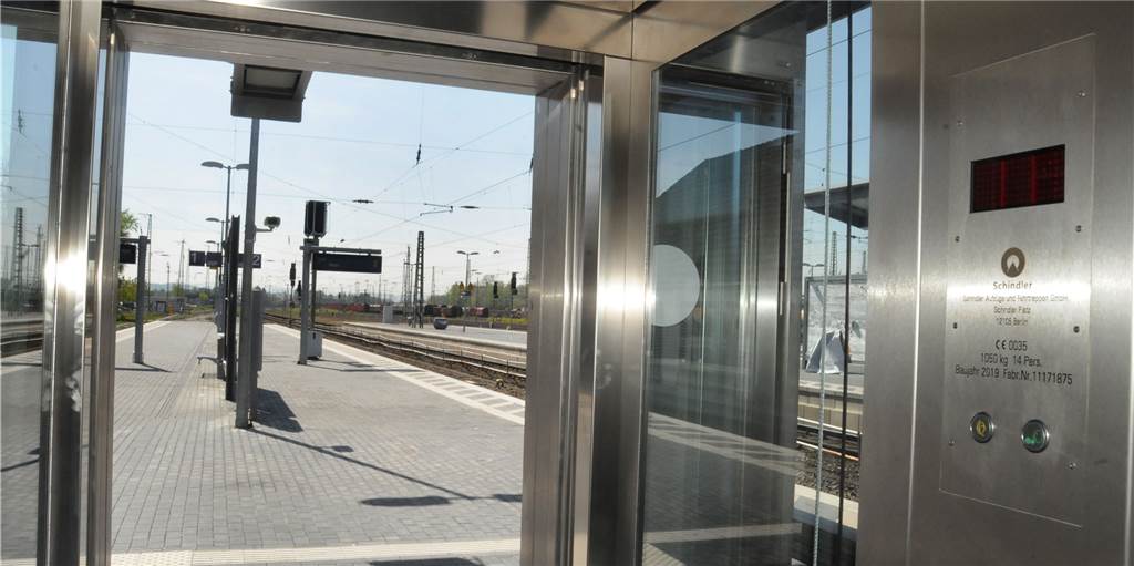 Barrierefreier Bahnhof Schwerte: So bequem ist der Weg zum Zug jetzt Die Türen stehen offen: Die drei neuen Aufzüge zu den Bahnsteigen im Schwerter Bahnhof sind in Betrieb.