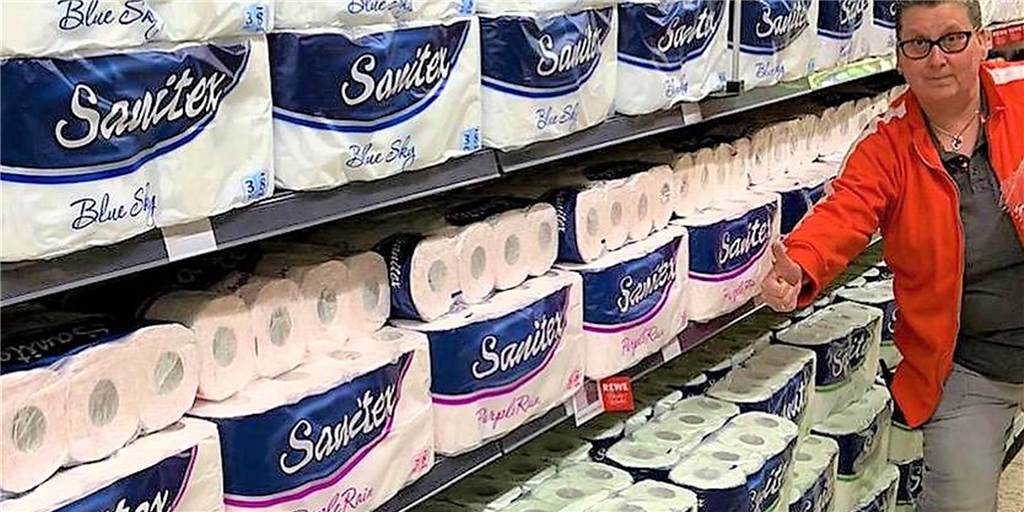 Zwei Rewe-Märkte im Dortmunder Westen sind Klopapier-Paradiese Dieser Anblick lässt wohl viele Kunden-Herzen höher schlagen lassen. Auch Rewe-Mitarbeiterin Petra Stang ist offensichtlich begeistert.