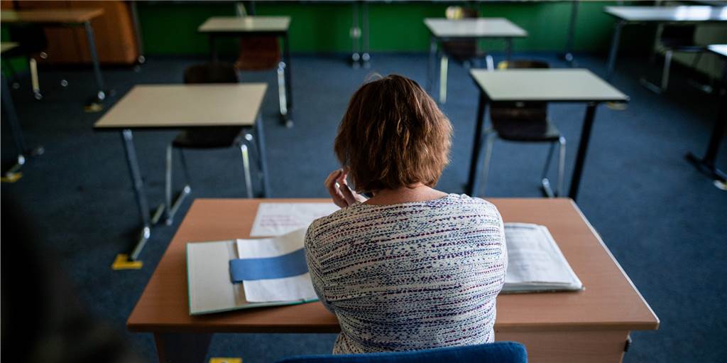 Etliche Lehrer der Profilschule Ascheberg gehören zur Risikogruppe Tische in Abstand zueinander und nummeriert und mit Namen versehen - die Profilschule Ascheberg bereitet sich auf den Wiederbeginn der Schule vor. Etliche Lehrer können noch nicht eingesetzt werden, weil sie zur Risikogruppe gehören.