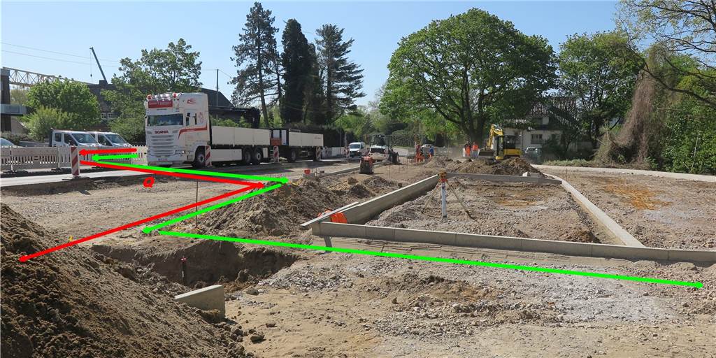 Zwei neue Querungshilfen sorgen für eine große Baustelle Im Bereich der jetzt im Bau befindlichen Querungshilfe für Radler an der Maassenstraße entstehen derzeit ein sanierter Parkplatz (r.), eine neue Trasse für die Wasserleitung (entlang der linken Parkplatzbegrenzung) und der nach Westen verlegte bisherige Fahrradweg, der in Richtung auf den Rüttler und die linke Gruppe von Arbeitern zuführt.