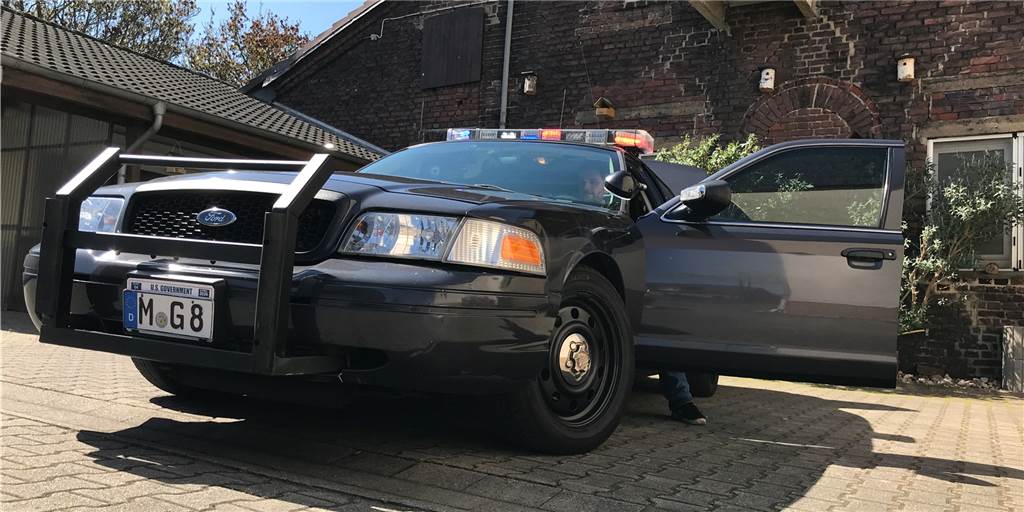 „Corona-Cop“ in Castrop-Rauxel? Polizeiauto sorgt für Aufsehen (Video) Das amerikanische Polizeiauto aus Dingen ist ziemlich komplett ausgestattet mit allem, was in Kalifornien dazu gehört. Niclas Rathsmann (28), Rettungssanitäter aus Dingen, fährt es seit drei Jahren.