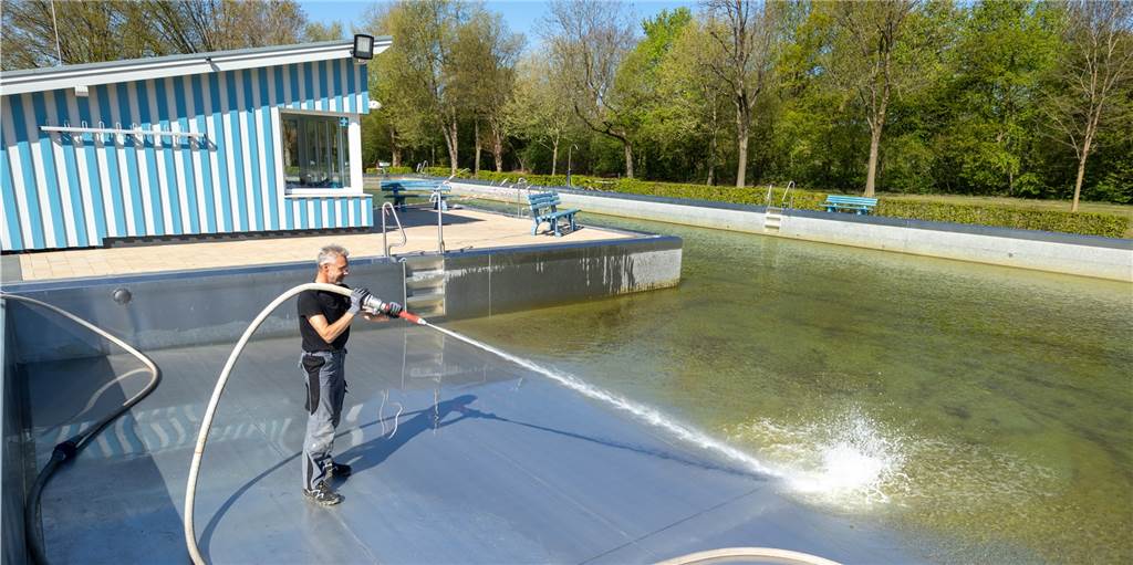Corona: Freibad ist bald startklar, doch die Saison steht auf der Kippe Mit dem Wasserstrahl weckt Schwimmmeister Oliver Karlsberg das Edelstahl-Schwimmbecken im Stadtlohn aus dem Winterschlaf.