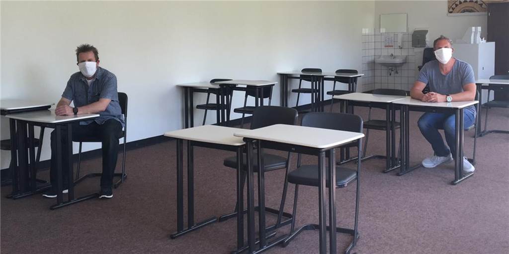 Schulen in Werne starten mit Schutzmasken, Einbahnstraßen und viel Abstand Die Werner Schulen bereiten sich auf den Wiederbeginn der Schule mit den Abschlussschülern vor. Dazu gehören auch die weit auseinander gerückten Tische, wie die Verantwortlichen des St.-Christophorus-Gymnasiums zeigen.