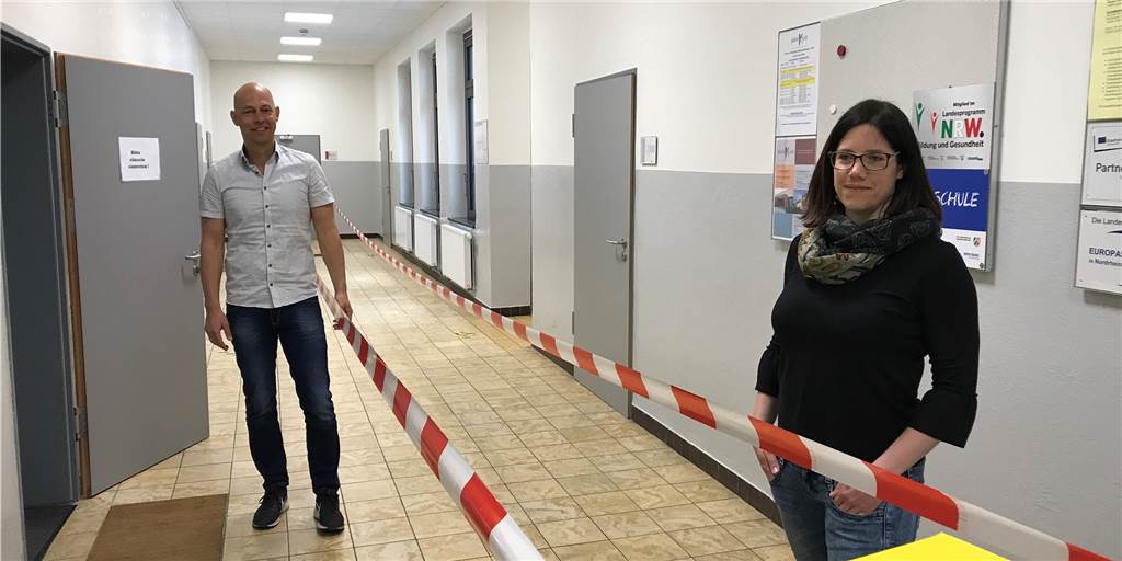 Am Hans-Böckler-Berufskolleg in Haltern laufen die Vorbereitungen für die Schulöffnung in Corona-Zeiten. Die Dependance-Leiter Matthias Bomba und Kathrin Ollas haben einige Flure in "Einbahnstraßen" umgewandelt.