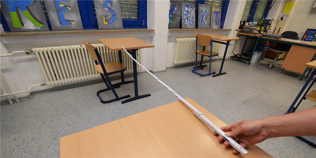 Video: Mit Zollstock und Klebestreifen bereitet eine Schule sich auf den Neustart vor Mindestens eineinhalb Meter Abstand sind zwischen den Tischen in den sechs auf Infektionsschutz hergerichteten Klassenräumen an der Albert-Schweitzer-Realschule.