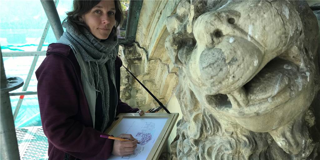 Triumphportal am Schloss: „Ein wunderschönes Schadensbild“ Diplom-Restauratorin Katja Harmeling nimmt die Schäden am Triumphportal des Ahauser Schlosses auf.