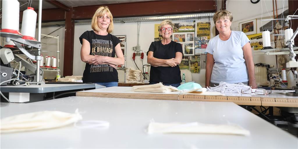 Gesichtsmasken: Wann nimmt die Sackfabrik in Eving wieder Bestellungen an? Die drei Näherinnen der Dortmunder Sackfabrik, Bettina, Gabi und Tamara (v.l.), freuen sich über die positiven Rückmeldungen.