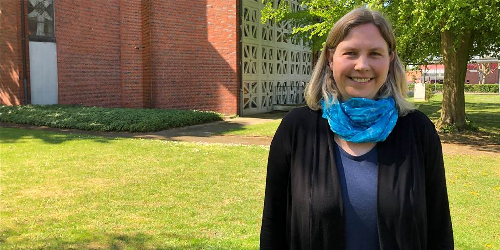 Gemeindereferentin erklärt Gründe für Wechsel von Eving nach Brackel Noch ist sie in Eving: Gemeindereferentin Claudia Schmidt steht vor der St.-Marien-Kirche an der Bayrischen Straße in Obereving.