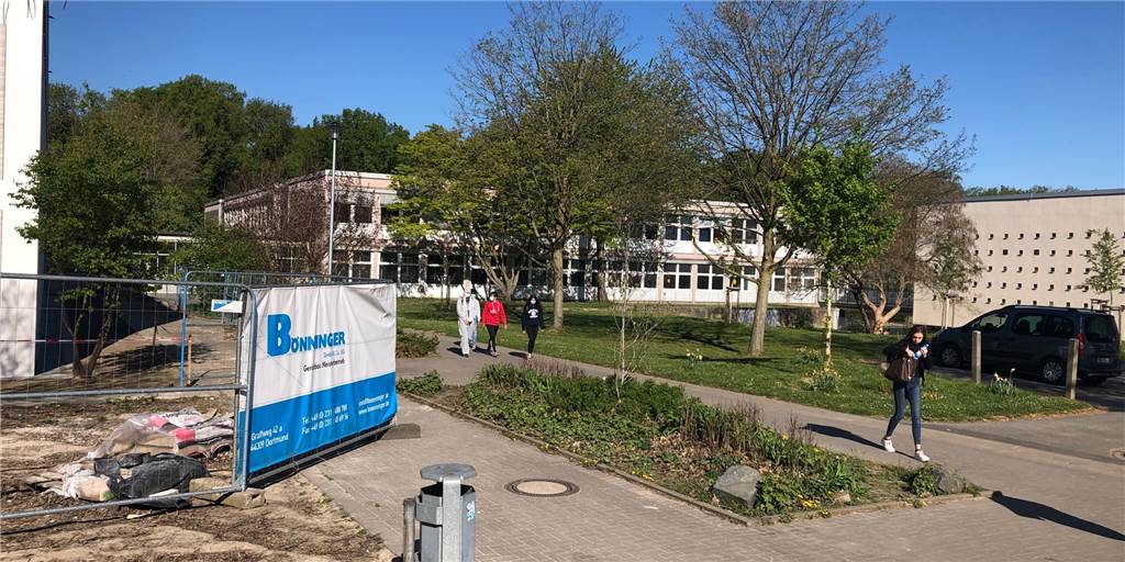 Schulstart: Im Maleranzug zum Unterricht, Begrüßung per Ellenbogen Schulstart: Im Maleranzug zum Unterricht, Begrüßung per Ellenbogen