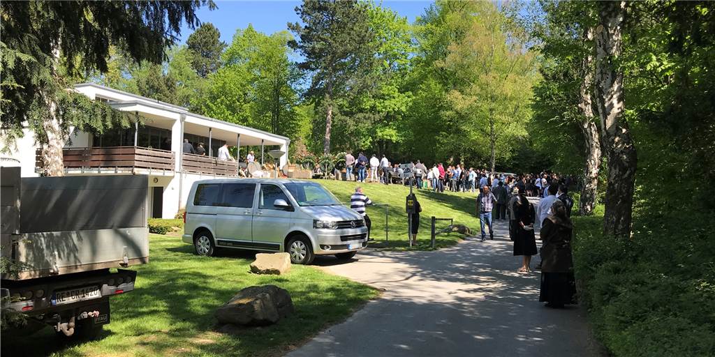Auf dem Friedhof in Merklinde fand eine Trauerfeier mit mehreren hundert Personen statt. Begleitet wurde die Beerdigung vom Ordnungsamt und der Polizei.