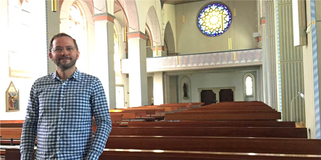 Beschwerde über Gottesdienst trotz Corona – Pfarrer: „Halte mich an Regeln“ Pfarrer Christian Conrad in „seiner“ Kirche an der Deutsch-Luxemburger Straße. Hier gibt es Sitzplätze für über 300 Gläubige, 13 Menschen saßen an besagtem Sonntag in der Kirche.