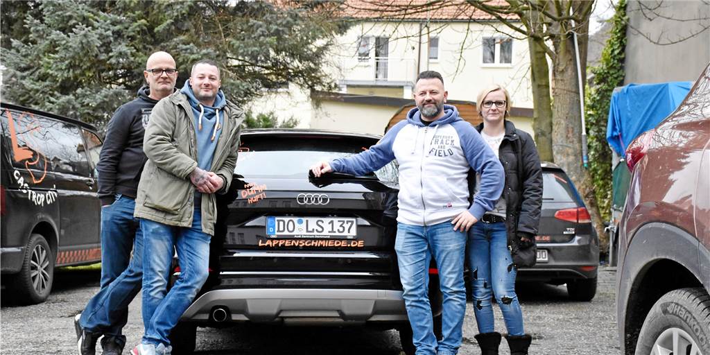 Fahrschulen in Castrop-Rauxel warten auf das Ende der Corona-Pause Karsten Stuckmann (2.v.r.) ist Inhaber der Fahrschule Lappenschmiede. Gemeinsam mit seinem Team bereitet er sich auf den Unterricht vor und sorgt für ausreichend Desinfektionsmittel und Schutzmasken.