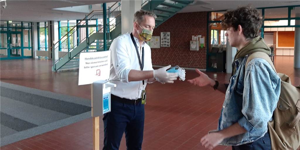 Rolle rückwärts: Schüler dürfen Mundschutz-Masken im Unterricht ablegen Für die Schüler, die keine Masken dabei hatten, hat Schulleiter Dr. Jerome Biehle (l.) welche zur Verfügung gestellt.
