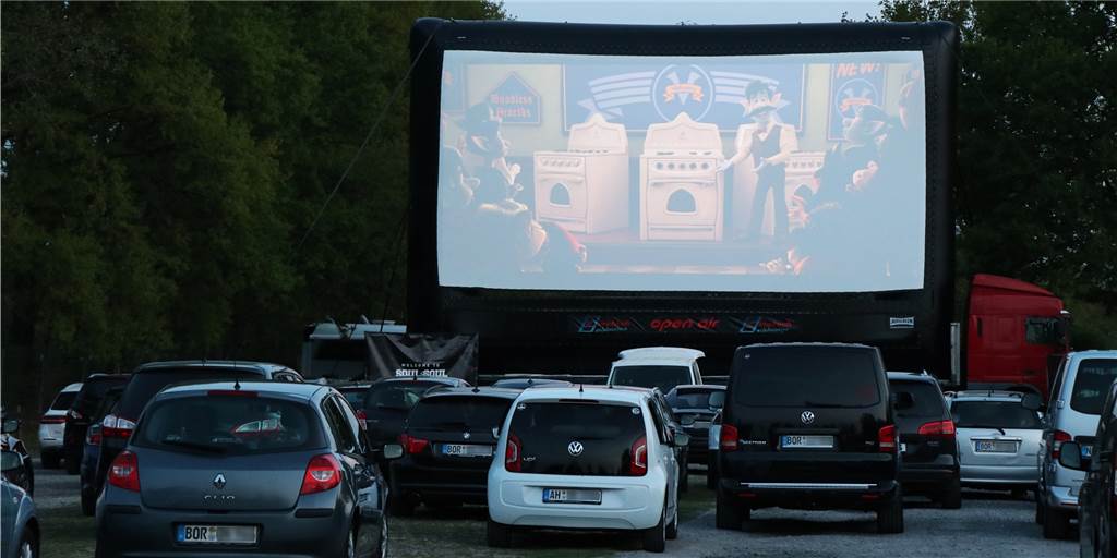 Das Cinetech-Autokino hat am Donnerstag auf dem BBS-Parkplatz an der Fürstenkämpe Premiere gefeiert. Den Film "Onward: Keine halben Sachen" sahen sich viele von ihren Autositzen aus an. Die Vorstellungen am Freitag und Samstag sind schon ausverkauft.