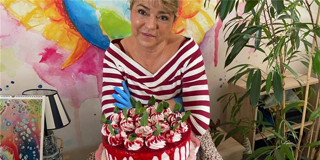 Coronakrise: Torten-Taxi des Kunstcafés bringt Kuchenträume nach Hause Wenn die Kunden schon nichts ins Kunstcafé kommen können, kommt der Kuchen eben zu ihnen nach Hause: Sandra Fasse-Hüsing setzt an Wochenenden das Torten-Taxi ein. Das bringt auch diese Himbeer-Joghurt-Torte vorbei.