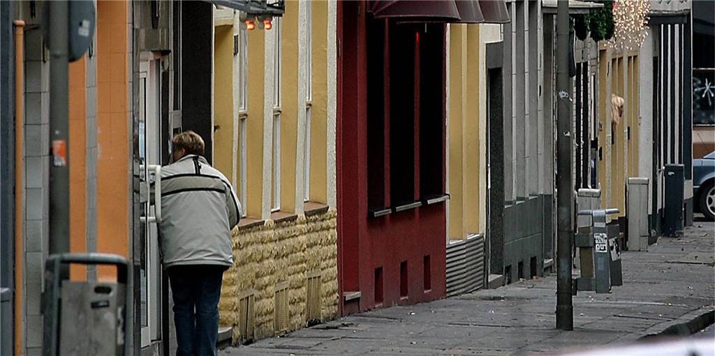 Sex-Angebote im Netz – Das allein ist „kein Verstoß gegen die CoronaSchVO“ Die Linienstraße ist Dortmunds Bordellstraße. Seitdem Mitte März die Prostitution untersagt wurde, ist es hier ruhig und die Straße leer.