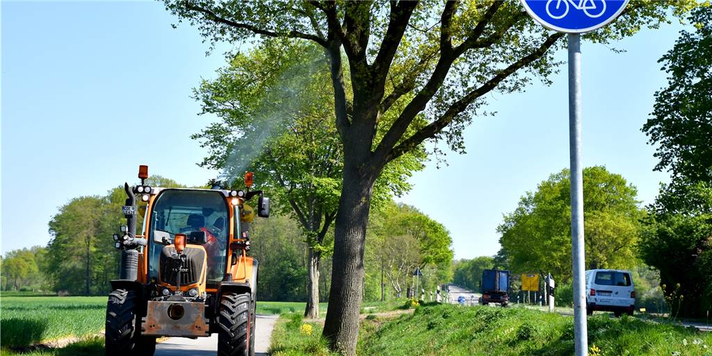 Bekämpfung des Eichenprozessionsspinners hat jetzt schon begonnen Am Donnerstag hat ein Mitarbeiter von Straßen.NRW die Bäume entlang der B70 gegen den Eichenprozessionsspinner bespritzt. So große Geschütze fährt die Gemeinde Südlohn nicht gegen die Raupen auf. In der Gemeinde setzt man neben den bisherigen Maßnahmen vor allem auf Fallen.