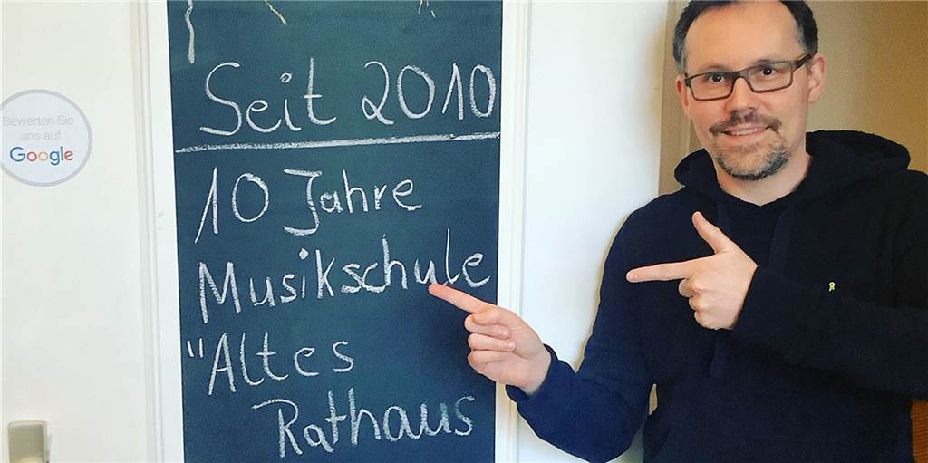 Musiklehrer sauer: Corona-Regeln verbieten Unterricht - mit einer Ausnahme 10 Jahre gibt es die Musikschule Altes Rathaus bald, und Schulleiter Oliver Settele hofft, dass nach dem Coronavirus noch viele weitere folge werden.