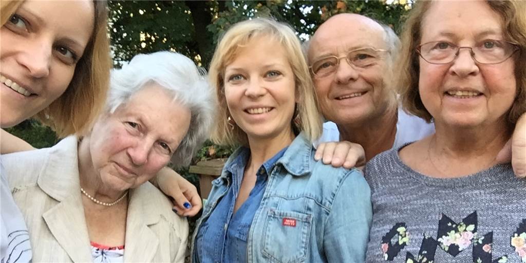 Ein Familien-Foto aus früheren Zeiten: Anneliese Musial (2.v.l.) im Kreise ihrer Verwandten
