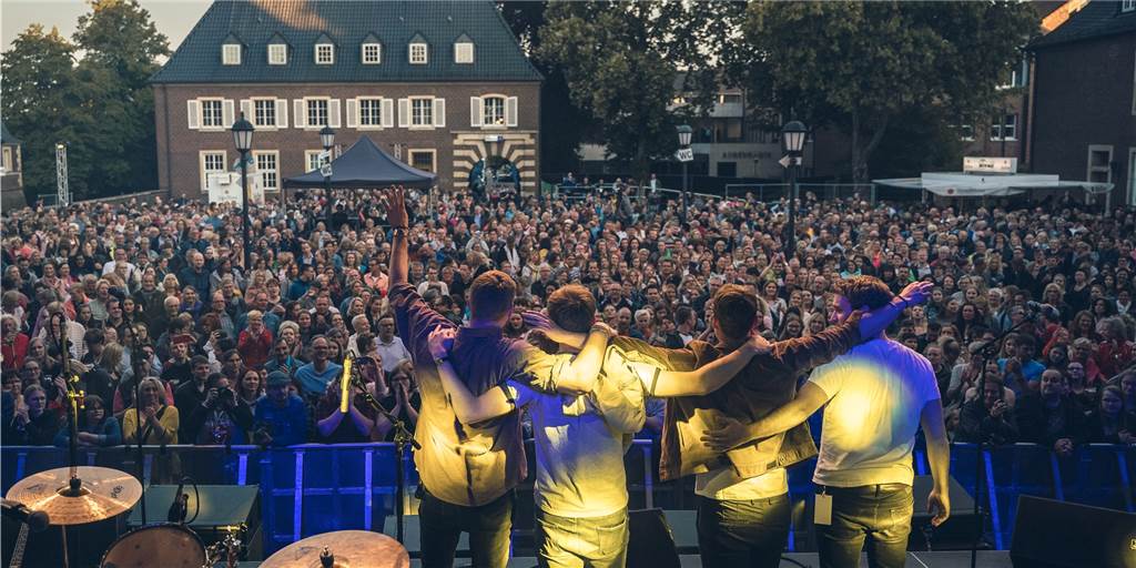 Die Band Soeckers spielt am Dienstag live über den Dächern von Ahaus Soeckers bei ihrem Auftritt beim Stadtfest in Ahaus im Mai 2019. Wann solche Konzerte mit dicht gedrängtem Publikum wieder möglich sind, ist derzeit ungewiss.