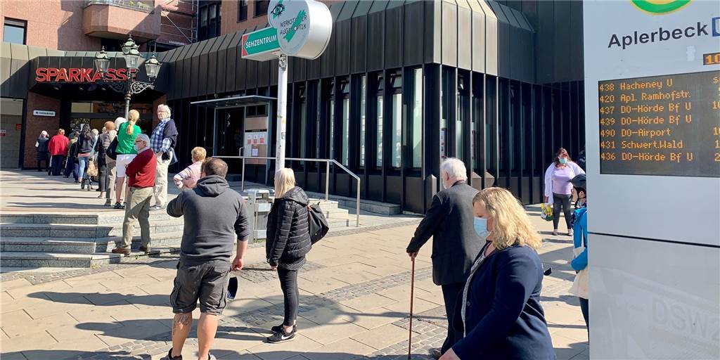 Security und lange Schlange vor der Sparkassen-Filiale in Aplerbeck Die Schlange war am Montag lang vor der Aplerbecker Sparkassen-Filiale.