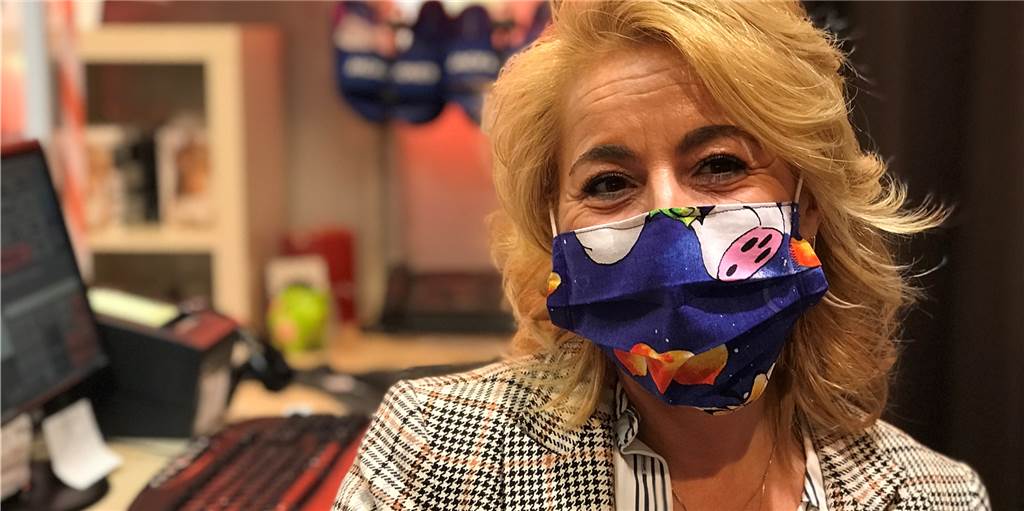 Maskenpflicht: Viel Verständnis, aber ein Kunde droht auch mit Schlägen Gülersum Ünlü arbeitet im Ultimo-Outlet am Castroper Markt und findet die Maske zwar sinnvoll, aber auch ausgesprochen lästig in der Dauernutzung.