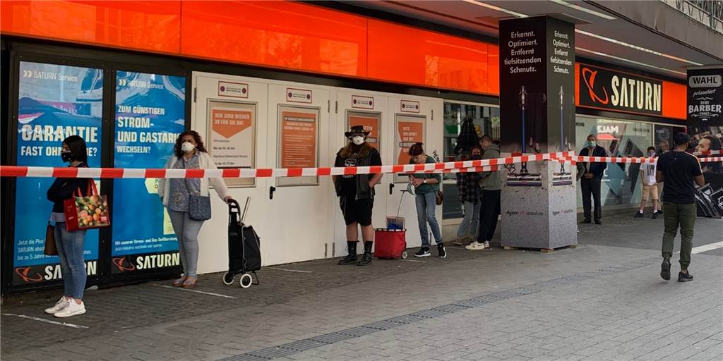 Komplizierte Systeme und Wartezeit in Dortmunds großen Läden Viel Geduld brauchten die Kunden von Saturn am Montag - denn das Sicherheitskonzept, mit dem der Markt aktuell arbeitet, hat es in sich.