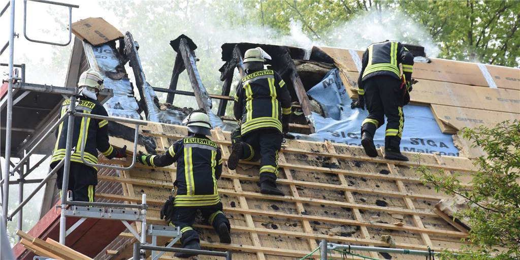 Fotos und Video: Feuerwehr löscht Dachstuhlbrand am Fasanenweg in Vreden Die Feuerwehr hat am Dienstagmittag einen Dachstuhlbrand am Fasanenweg gelöscht.