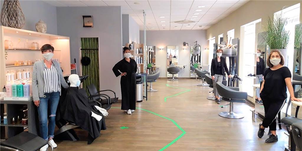 Hunderte Anfragen und Preiserhöhungen - Frisöre nach der Corona-Auszeit Bei Coiffeur Schäfer sind alle startklar für die Wiedereröffnung am 4. Mai. Nur an jedem zweiten Bedienplatz wird gearbeitet - natürlich mit Masken.