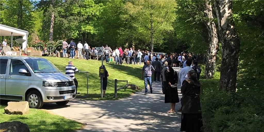 NRW-Gesundheitsministerium kritisiert Stadt für Riesen-Beerdigung Auf dem Friedhof in Merklinde fand am Donnerstag eine Trauerfeier mit mehreren Hundert Personen statt. Polizei und Ordnungsamt stehen in der Kritik, eine Beerdigung mit so vielen Trauergästen nicht unterbunden zu haben.