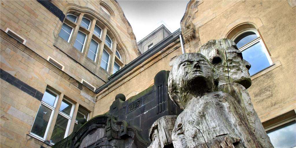 Covid-19 bei Vater einer Gymnasiastin: Dortmunder Schüler in Sorge Am Helmholtz-Gymnasium in der Dortmunder Nordstadt gibt es Aufregung nach einem Corona-Fall im unmittelbaren Umfeld der Schulgemeinschaft.
