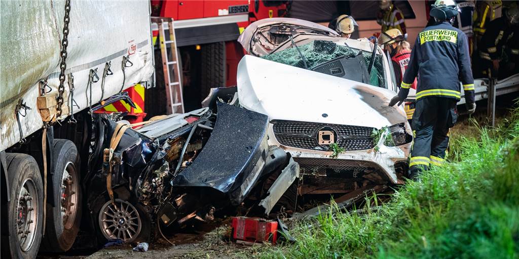 Gerüchte und Fakten: Warum geschah der Horror-Unfall auf der A2? Wie schnell müssen diese Autos gefahren sein, um sich so unter einen Auflieger eines Sattelschleppers zu graben wie der BMW (links)?