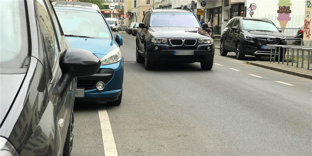 Höhere Strafen: 7 Dortmunder Straßen sind echte Bußgeld-Fallen An dieser Stelle der Kleinen Beurhausstraße könnte der BMW keinen Radfahrer mit dem vorgeschriebenen Mindestabstand überholen.