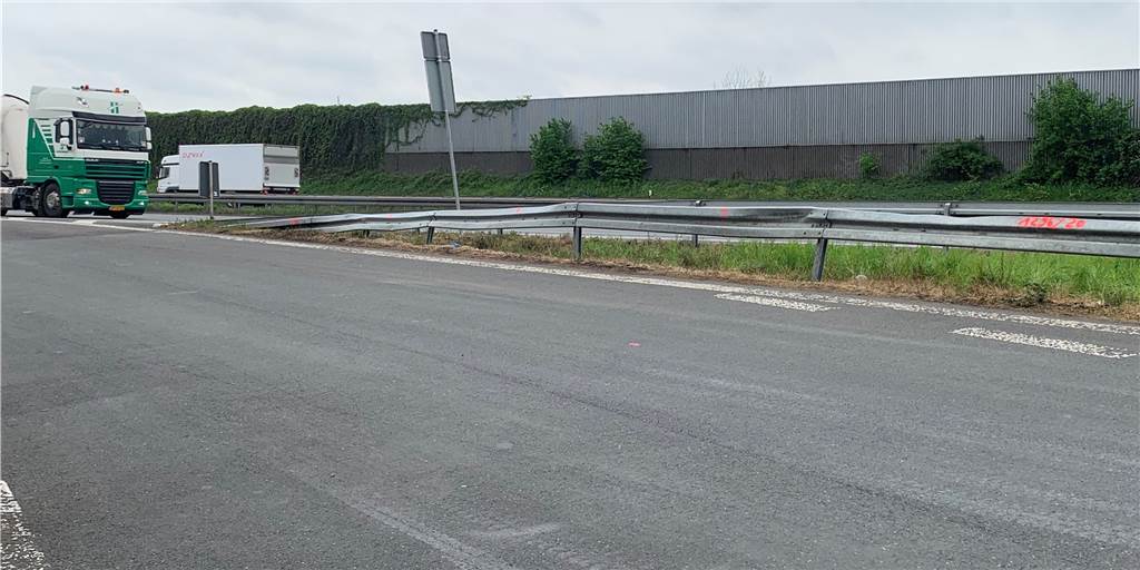 Schauplatz des Horror-Unfalls auf A2 bei Castrop-Rauxel am Tag danach Am Dienstagabend kam es auf der A2 auf Höhe des Parkplatzes Ickern zu einem Unfall besonderer Schwere. Mehrere Menschen wurden verletzt, drei Personen haben den Unfall nicht überlebt.