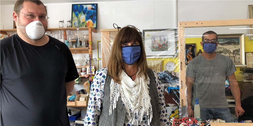 30 Prozent Rabatt: Sozialkaufhaus wird in Corona-Zeiten drei Jahre alt Seit drei Jahren an der Altenderner Straße 53: Sven Skindziel, seine Mutter Barbara Skindziel und Mitarbeiter Hünka Cütcü (v.l.) im Sozialkaufhaus für Jedermann.