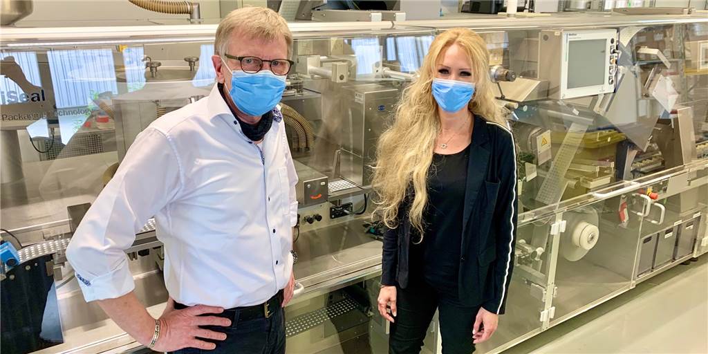 Dortmunder Weltfirma produziert seit Corona Handdesinfektionsmittel Dr. Elmar Grabert, Technischer Leiter bei Tintometer, und Geschäftsführerin Maja Voss.