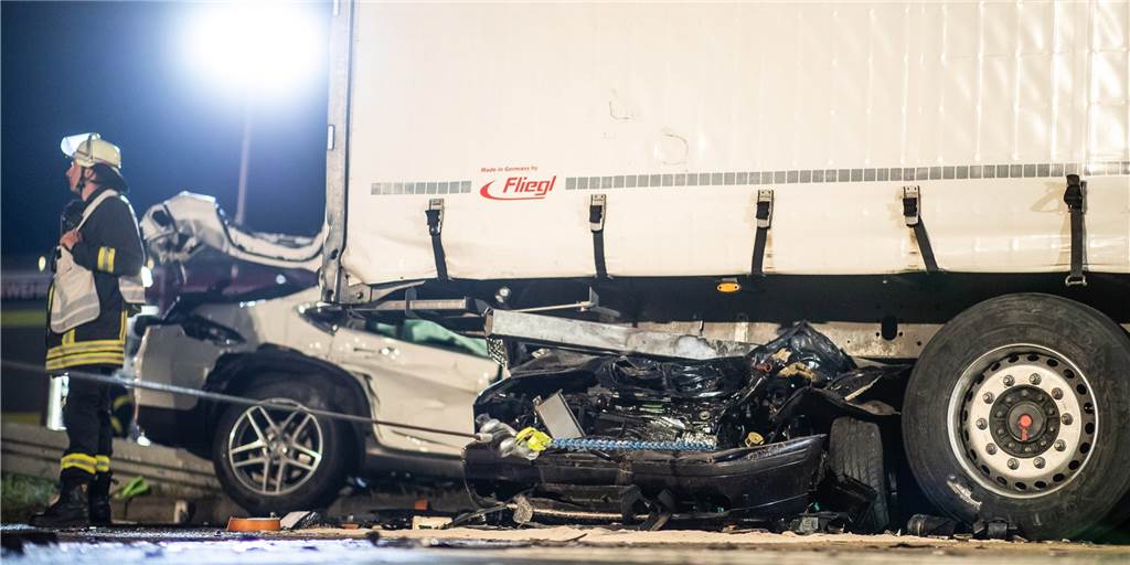 Wurst, Kaffee, Licht: THW hatte Spezialauftrag bei Horror-Unfall auf A2 Drei Menschen kamen am Dienstagabend bei zwei Unfällen ums Leben. Die Auffahrt des Autobahn-Rastplatzes Ickern war voller Einsatzkräfte. Das THW stellte seine Flutlichtstrahler auf, um die Einsatzstelle taghell zu erleuchten.