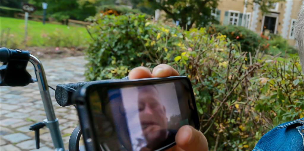 Hilfe-Hotline, Skype-Besuche: Seniorenheim bietet besonderes Hilfspaket Derzeit können die Bewohner der Seniorenheime ihre Angehörigen nur auf dem Bildschirm sehen.